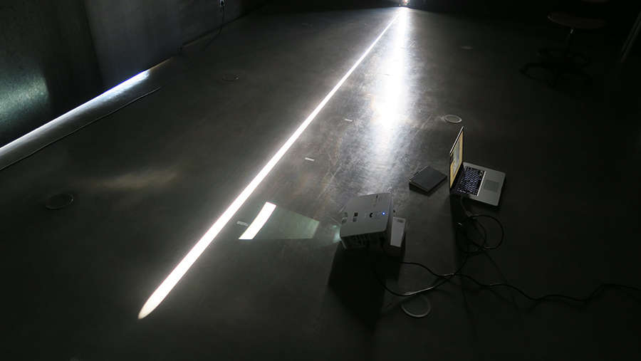 Estudio de luz solar proyectada sobre el suelo del estudio y luz digital emitida desde un proyector de vídeo.